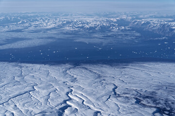 グリーンランドの雪床と海