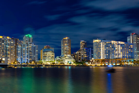 Skyline de Miami de noche , luces de edicifios y refrejo en el agua