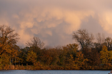 Chmury burzowe nad Goczałkowice zdrój na Śląsku w jesienne popołudnie.  © Elżbieta Kaps