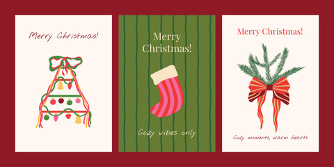 Obraz premium Zestaw wektorowych plakatów z życzeniami Wesołych Świąt. Modne zimowe szablony kartek okolicznościowych z choinką, gałązkami, ozdobami, pończochą, kokardą i napisami. Nowoczesny, świąteczny wydruk ścienny, kartki.