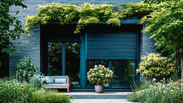 Fen&ecirc;tres et volets roulants, maison avec terrasse et jardin
