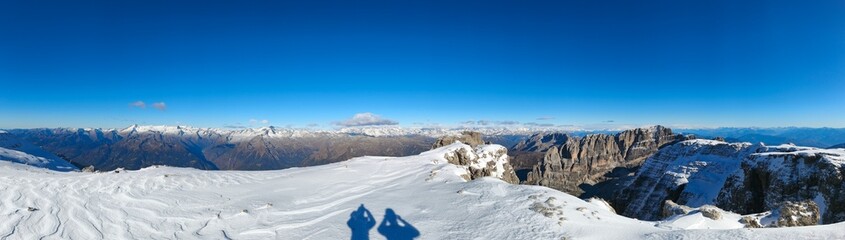 Obraz premium winter hiking in dolomiti di brenta italy 