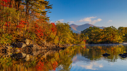 桧原湖の鮮やかな紅葉　裏磐梯　絶景