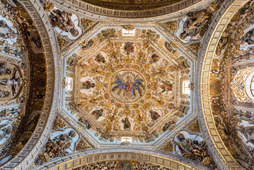 Obraz premium Oaxaca, dome of the church of Santo Domingo, view from below in perspective, gold decorations