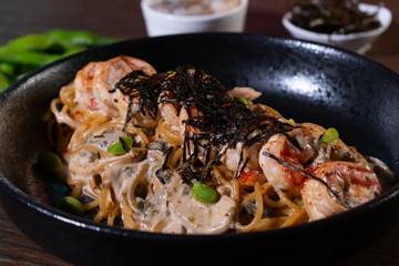 Spaghetti Seaweed Pesto With Prawns and Mushroom