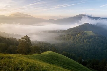Obraz premium Fog blankets the mountains at daybreak