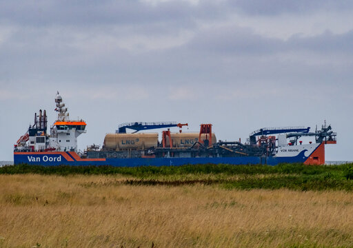OTTERNDORF, DEUTSCHLAND - 23.07.2024: LNG-betriebener Saugbagger VOX ARINE auf der Elbe in der H&ouml;he von Otterndorf