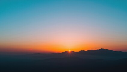 Obraz premium Evening sky with glowing sun over scenic mountains during summer vacation