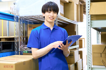 倉庫で在庫確認する男性作業員