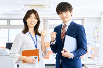 オフィスでガッツポーズする男女　チーム