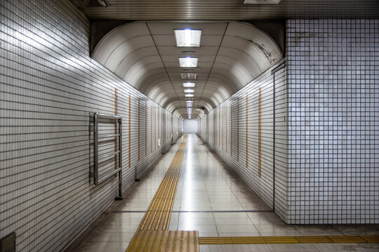 タイル張りのレトロな地下通路