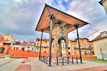 The Old Synagogue in Tarn&oacute;w &ndash; a non-existent synagogue at Żydowska Street, whose surviving relics (bimah) are located in Tarn&oacute;w, Poland
