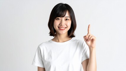 笑顔で指差しをしている女性 チェックポイント イメージ