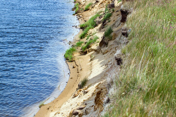 Skarpa osuwisko nad rzeką  piękny słoneczny dzień.	
