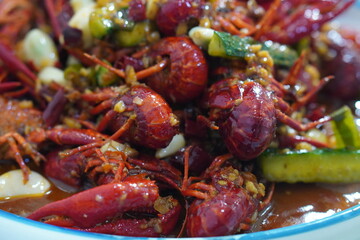 중국 음식 롱샤오를 근접촬영한 사진으로 붉은색 딱새우가 맛있어 보인다.