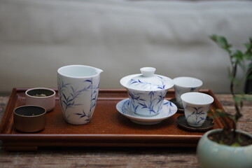 차를 마시려 중국식 개완과 컵을 준비한 모습