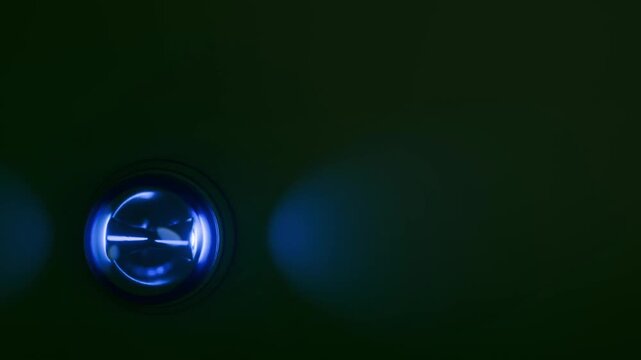 moderne Alarmsirene mit heller blauer Signalleuchte - Gefahr und Sicherheit, Blaulicht, Warnung f&uuml;r Risiko, Notfall, Schutzsystem, Technologie, Hilfe, Rettung, Polizei, Martinshorn, Feuerwehr