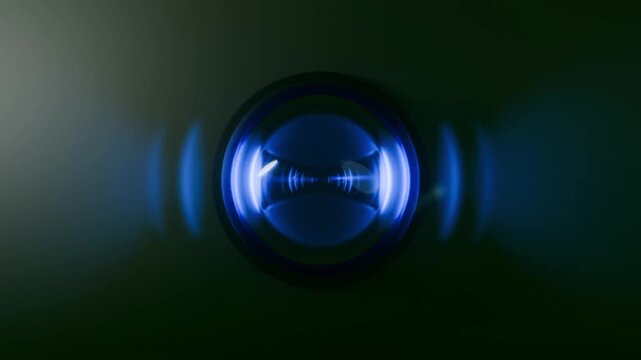 moderne Alarmsirene mit heller blauer Signalleuchte - Gefahr und Sicherheit, Blaulicht, Warnung f&uuml;r Risiko, Notfall, Schutzsystem, Technologie, Hilfe, Rettung, Polizei, Martinshorn, Feuerwehr