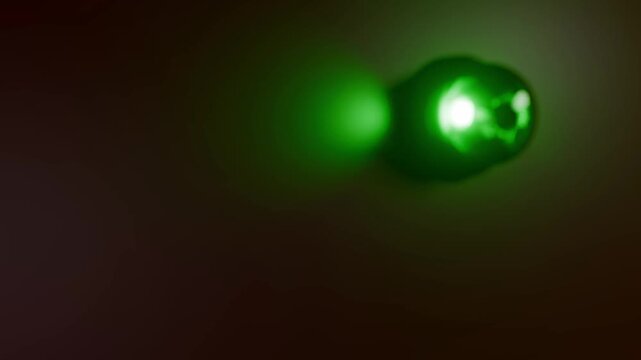 moderne Alarmsirene mit heller gr&uuml;ner Signalleuchte - Gefahr und Sicherheit, Warnung f&uuml;r Risiko, Notfall und Schutzsysteme in moderner Sicherheitsumgebung, Technologie, Hilfe, Rettung, Einbruch, Disco