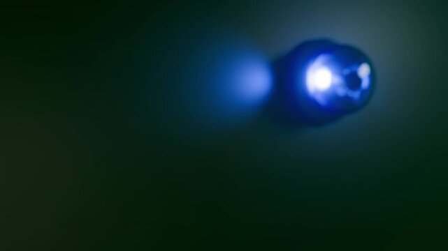 moderne Alarmsirene mit heller blauer Signalleuchte - Gefahr und Sicherheit, Blaulicht, Warnung f&uuml;r Risiko, Notfall, Schutzsystem, Technologie, Hilfe, Rettung, Polizei, Martinshorn, Feuerwehr