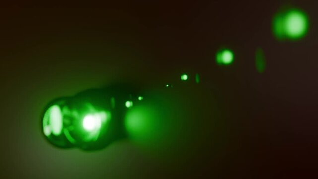 moderne Alarmsirene mit heller gr&uuml;ner Signalleuchte - Gefahr und Sicherheit, Warnung f&uuml;r Risiko, Notfall und Schutzsysteme in moderner Sicherheitsumgebung, Technologie, Hilfe, Rettung, Einbruch, Disco