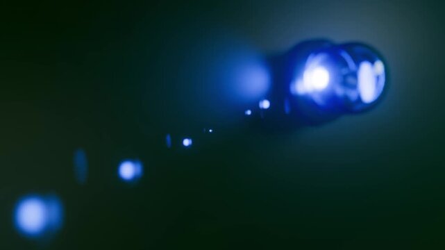 moderne Alarmsirene mit heller blauer Signalleuchte - Gefahr und Sicherheit, Blaulicht, Warnung f&uuml;r Risiko, Notfall, Schutzsystem, Technologie, Hilfe, Rettung, Polizei, Martinshorn, Feuerwehr