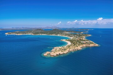 Obraz premium Aerial panoramic view of a Mediterranean island's coastline featuring boats on the sea.