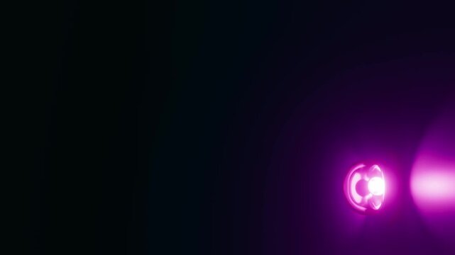 moderne Alarmsirene mit heller violetter Signalleuchte - Gefahr und Sicherheit, Warnung f&uuml;r Risiko, Notfall, Schutzsysteme in moderner Sicherheitsumgebung, Technologie, Hilfe, Rettung, Einbruch, Disco