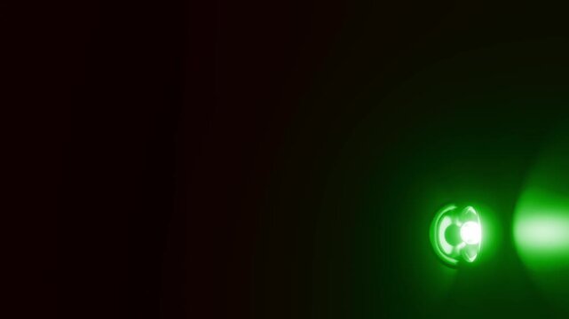 moderne Alarmsirene mit heller gr&uuml;ner Signalleuchte - Gefahr und Sicherheit, Warnung f&uuml;r Risiko, Notfall und Schutzsysteme in moderner Sicherheitsumgebung, Technologie, Hilfe, Rettung, Einbruch, Disco