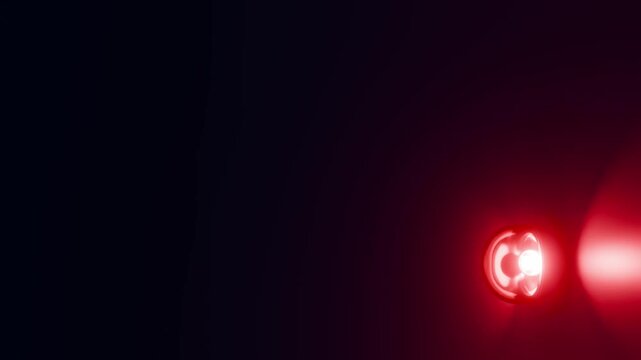 moderne Alarmsirene mit heller roter Signalleuchte - Gefahr und Sicherheit, Warnung f&uuml;r Risiko, Notfall und Schutzsysteme in moderner Sicherheitsumgebung, Technologie, Hilfe, Rettung, Einbruch, Feuer