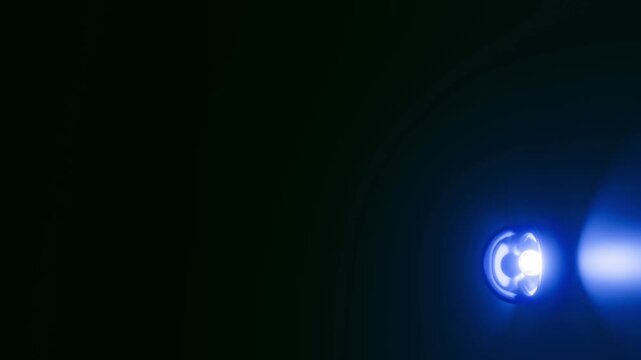 moderne Alarmsirene mit heller blauer Signalleuchte - Gefahr und Sicherheit, Blaulicht, Warnung f&uuml;r Risiko, Notfall, Schutzsystem, Technologie, Hilfe, Rettung, Polizei, Martinshorn, Feuerwehr