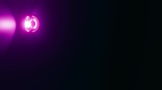 moderne Alarmsirene mit heller pinker Signalleuchte - Gefahr und Sicherheit, Warnung f&uuml;r Risiko, Notfall und Schutzsysteme in moderner Sicherheitsumgebung, Technologie, Hilfe, Rettung
