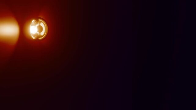 moderne Alarmsirene mit heller Signalleuchte &ndash; Warnung, Gefahr und Sicherheit in Aktion, Warnung f&uuml;r Risiko, Notfall und Schutzsysteme in moderner Sicherheitsumgebung, Technologie, Hilfe, Rettung