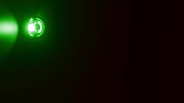 moderne Alarmsirene mit heller gr&uuml;ner Signalleuchte - Gefahr und Sicherheit, Warnung f&uuml;r Risiko, Notfall und Schutzsysteme in moderner Sicherheitsumgebung, Technologie, Hilfe, Rettung
