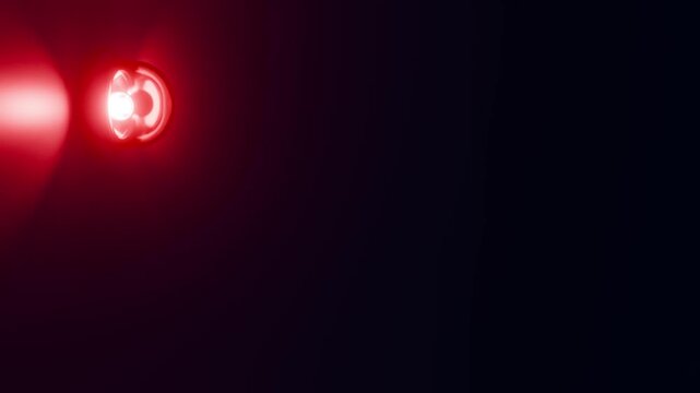 moderne Alarmsirene mit heller roter Signalleuchte - Gefahr und Sicherheit, Warnung f&uuml;r Risiko, Notfall und Schutzsysteme in moderner Sicherheitsumgebung, Technologie, Hilfe, Rettung
