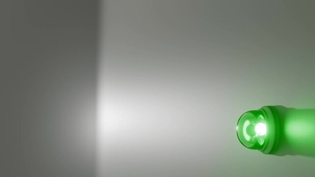 moderne Alarmsirene mit heller gr&uuml;ner Signalleuchte - Gefahr und Sicherheit, Warnung f&uuml;r Risiko, Notfall und Schutzsysteme in moderner Sicherheitsumgebung, Technologie, Hilfe, Rettung
