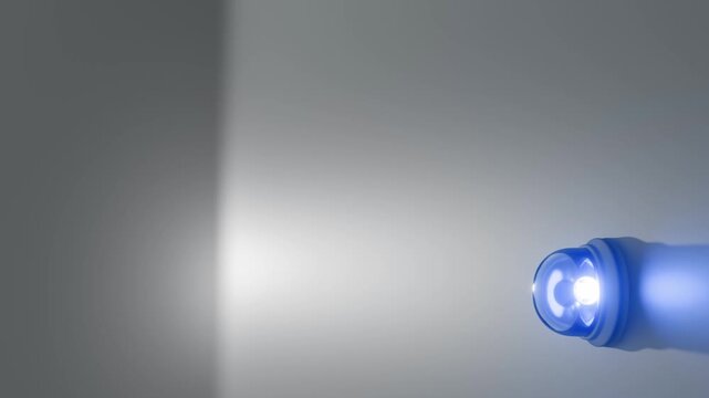 moderne Alarmsirene mit heller blauer Signalleuchte - Gefahr und Sicherheit, Blaulicht, Warnung f&uuml;r Risiko, Notfall und Schutzsysteme in moderner Sicherheitsumgebung, Technologie, Hilfe, Rettung