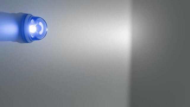 moderne Alarmsirene mit heller blauer Signalleuchte - Gefahr und Sicherheit, Blaulicht, Warnung f&uuml;r Risiko, Notfall und Schutzsysteme in moderner Sicherheitsumgebung, Technologie, Hilfe, Rettung