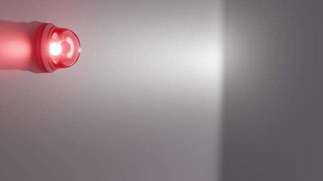 moderne Alarmsirene mit heller roter Signalleuchte - Gefahr und Sicherheit, Warnung f&uuml;r Risiko, Notfall und Schutzsysteme in moderner Sicherheitsumgebung, Technologie, Hilfe, Rettung
