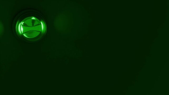 moderne Alarmsirene mit heller gr&uuml;ner Signalleuchte - Gefahr und Sicherheit, Warnung f&uuml;r Risiko, Notfall und Schutzsysteme in moderner Sicherheitsumgebung, Technologie, Hilfe, Rettung
