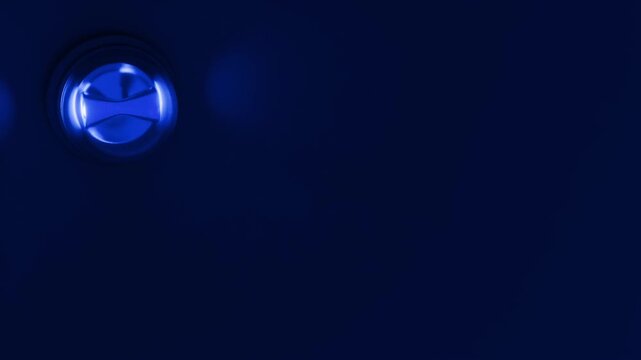 moderne Alarmsirene mit heller blauer Signalleuchte - Gefahr und Sicherheit, Blaulicht, Warnung f&uuml;r Risiko, Notfall und Schutzsysteme in moderner Sicherheitsumgebung, Technologie, Hilfe, Rettung