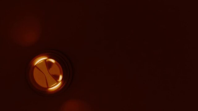 moderne Alarmsirene mit heller orangener Signalleuchte - Gefahr und Sicherheit, Warnung f&uuml;r Risiko, Notfall und Schutzsysteme in moderner Sicherheitsumgebung, Technologie, Hilfe, Rettung
