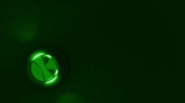 moderne Alarmsirene mit heller gr&uuml;ner Signalleuchte - Gefahr und Sicherheit, Warnung f&uuml;r Risiko, Notfall und Schutzsysteme in moderner Sicherheitsumgebung, Technologie, Hilfe, Rettung
