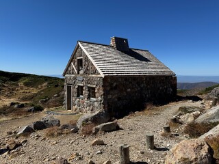 青空と旭岳石室