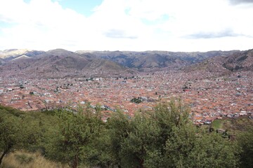 Obraz premium Smiling Traveler Enjoying a Sunny Day in Cusco