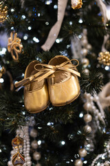 A close-up of a decorated Christmas tree with twinkling decorations. A Christmas tree decorated with Christmas toys.