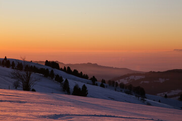 sonnenuntergang mit abendrot im winter im Schwarzwald in der n&auml;he von Hofsgrund