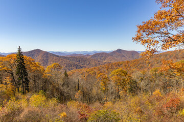 Fototapeta premium Autumn vieww from the Double Top Mountain Overlook on the Blue Ridge Parkway in western North Carolina
