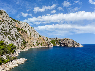 Fototapeta premium Antalya coastline with lush green plants on steep rocks
