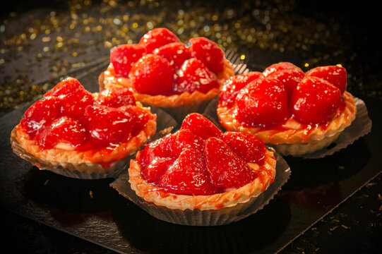 p&acirc;tisserie individuelle,4, tarte, fraise, dor&eacute;e, fond noirn f&ecirc;te, dessert, 